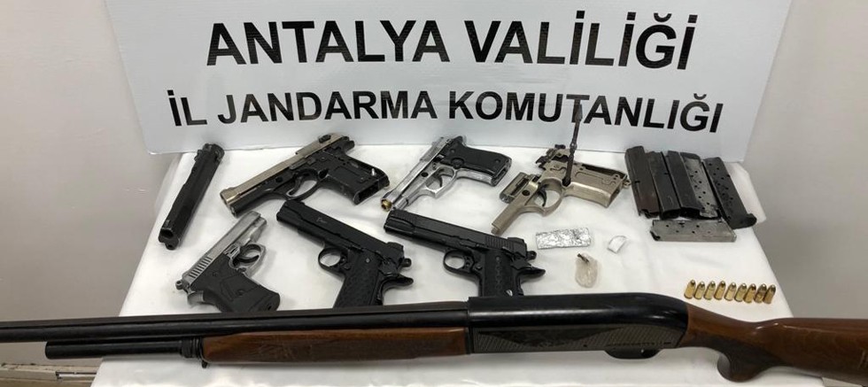 Silah ticareti yapan 4 şüpheli tutuklandı