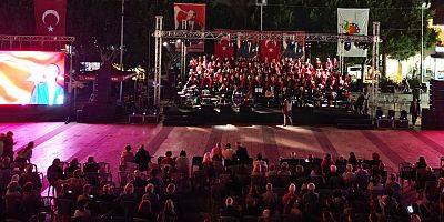 100 kişilik Türk Halk Müziği Cumhuriyet Korosu Kemer'de konser verdi