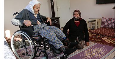 102 yaşındaki Fatma Nine’nin tekerlekli sandalye mutluluğu