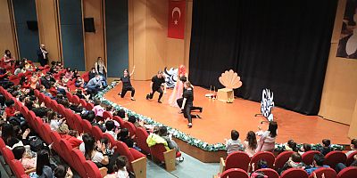 18 bin 650 çocuk tiyatro ile buluştu