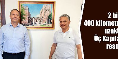 2 bin 400 kilometre uzakta Üç Kapılar resmi