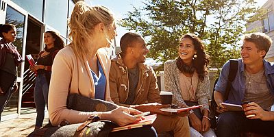 2 üniversite öğrencisinden biri yurt dışına “kariyer” için gitmek istiyor