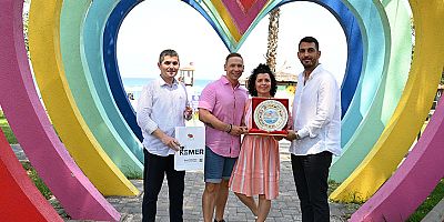 20 yıldır Kemer’e gelen Finli çifte teşekkür plaketi