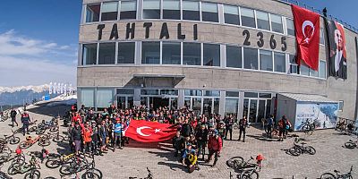 23 Nisan'da 2365 metrede Türk bayrağını dalgalandırdılar