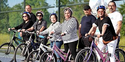 50 yaşında bisiklet sürmeyi öğreniyorlar
