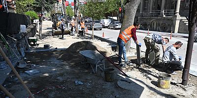 6 Mart Caddesi’nde kaldırım yenileme çalışmaları sürüyor