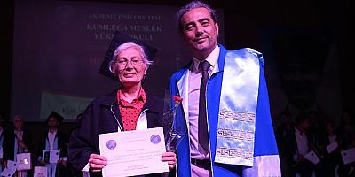 70 Yaşındaki Mezuna Diplomasını Dekan Oğlu Verdi