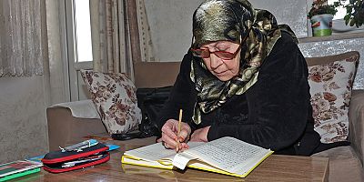 84 yaşındaki Ayşe Nine okuma yazmayı