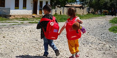 AÇEV’den okulun ilk gününde ihtiyaç sahibi çocuklara destek