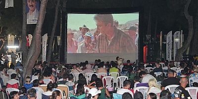 Açık havada film keyfi yaşadılar