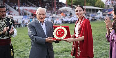 Ahmet Ayık'tan Başkan Caran'a Türk Bayrağı