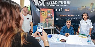 Ahmet Ümit imza gününde okurlarıyla buluştu