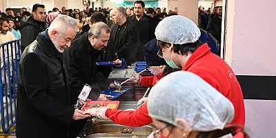 AK Parti teşkilatı, belediyenin iftar sofrasının konuğu oldu