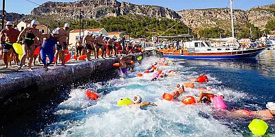 Akdeniz’de kulaçlar ‘barış ve dostluk’ için atıldı 
