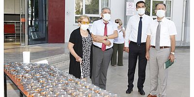 Akdeniz Üniversitesi’nde hayırsever Gülseren Çiftçiler için lokma dağıtımı yapıldı