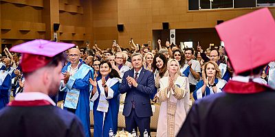 Akdeniz Üniversitesi Tıp Fakültesi'nde mezuniyet heyecanı