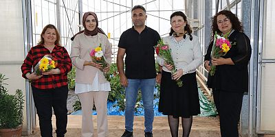 Akdeniz Üniversitesi Ziraat Fakültesi'nde Anneler Günü için çiçekleri satışa sunuldu