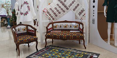 AKMEK’te dünyanın ilk halısının desenleri eski koltuğa işlendi