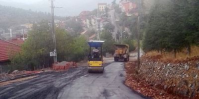 Akseki Bademli’de toprak yola sıcak asfalt
