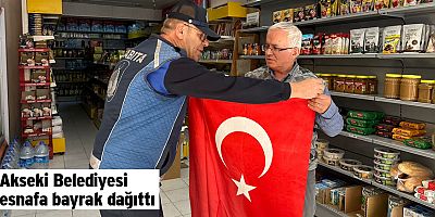 Akseki Belediyesi 29 Ekim Cumhuriyet Bayramı nedeniyle esnaflara bayrak dağıttı