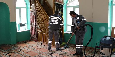 Akseki’de camilerde Ramazan temizliği