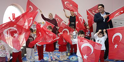 Aksu Belediyesi'nden öğrencilere portakal suyu ve Türk Bayrağı sürprizi