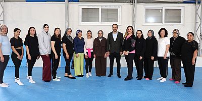 Aksu Belediyesi'nden sağlıklı yaşama destek: Emine Yıldırım kadınlarla pilates yaptı