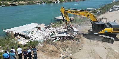 Aksu Çayı kenarındaki kaçaklar kaldırılıyor