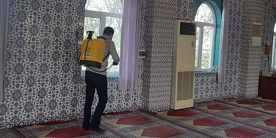 Aksu'da camiler ve kamu binaları ilaçlanıyor