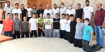 Aksulu güreşçiler Kırkpınar yolcusu