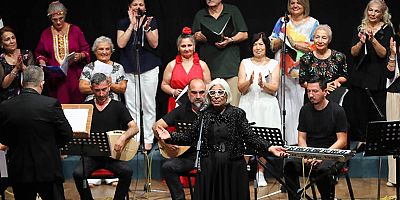 Aktif Yaşlı Merkezi üyelerinden halk müziği konseri