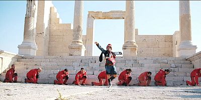 AKUT Denizli ekibi, “Zeybek” ile “AKUT Kırmızısı”nı buluşturarak 30 Ağustos’u kutladı