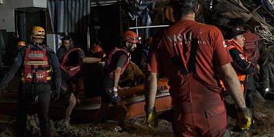 AKUT, geri dönen Karadeniz sel felaketinde 79 insanı kurtardı