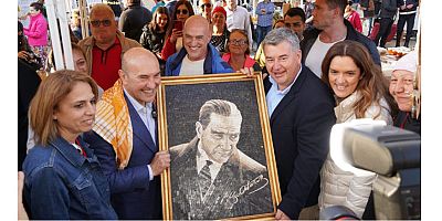 Alaçatı Ot Festivali’nde Soyer’e mozaik Atatürk Portresi 
