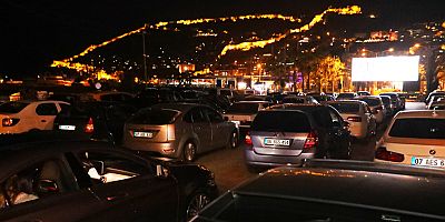 Alanya Belediyesi arabalı sinema günleri başladı