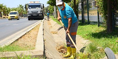 Alanya Belediyesi bayram öncesi orta refüjlerde temizlik yaptı