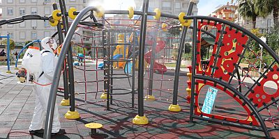 Alanya Belediyesi çocuk parklarını dezenfekte ediyor