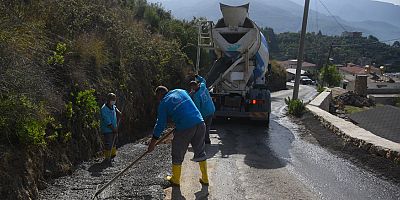 Alanya Belediyesi Değirmendere'de beton yol ve drenaj çalışması yapıyor