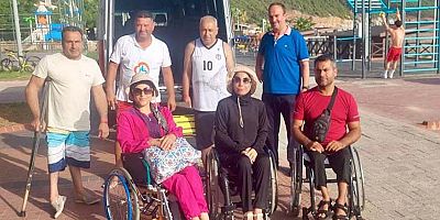 Alanya Belediyesi Engelsiz Halk Plajı özel misafirlerini ağırlıyor
