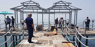 Alanya Belediyesi iskeledeki kaçak yapıyı yıktı