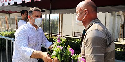 Alanya Belediyesi Kurban Bayramı'nda ücretsiz 61 bin çiçek dağıtacak