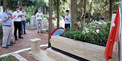 Alanya Belediyesi mezarlıklarda çiçek dağıtımına devam etti