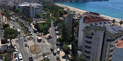 Alanya Belediyesi'nden Güzelyalı caddesinde sıcak asfalt çalışması