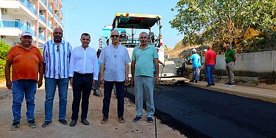 Alanya Belediyesi'nden Mahmutlar'a sıcak asfalt 