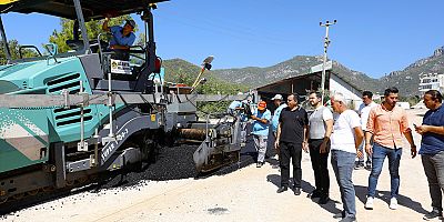 Alanya Belediyesi'nden Oba mahallesine sıcak asfalt
