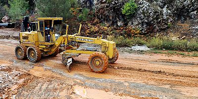 Alanya Belediyesi'nden yağmurda kapanan yollara anında müdahale