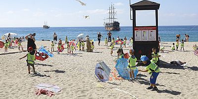 Alanya Belediyesi'nin minik öğrencileri sahilde doyasıya eğlendi