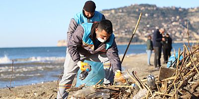 Alanya Belediyesi yağışların ardından sahillerde temizliğe başladı