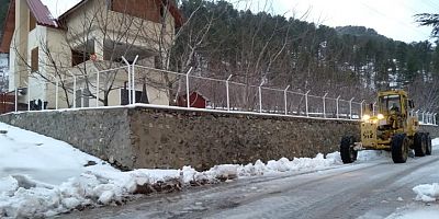 Alanya’da karla kapanan yollar açılıyor