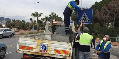Alanya’da trafik levhaları tek tek elden geçiriliyor